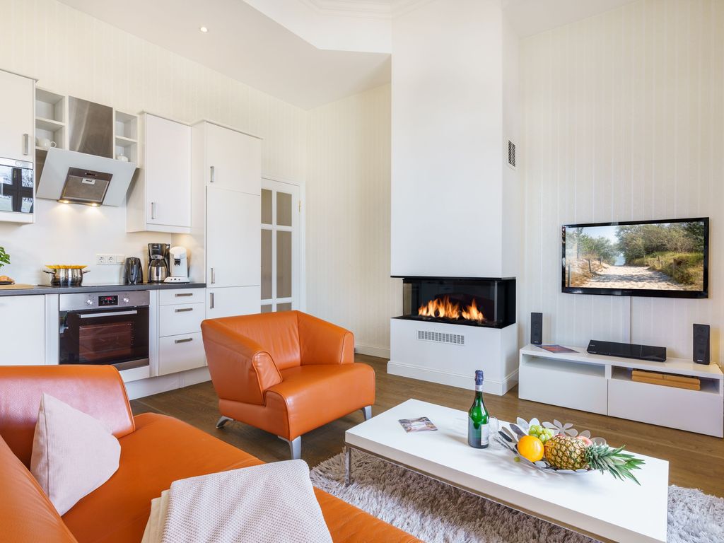 Gemütliches Wohnzimmer mit Kamin