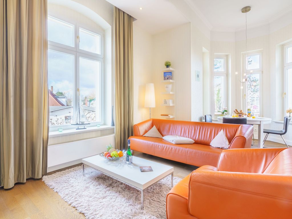 Stilvolles Wohnzimmer mit Essbereich