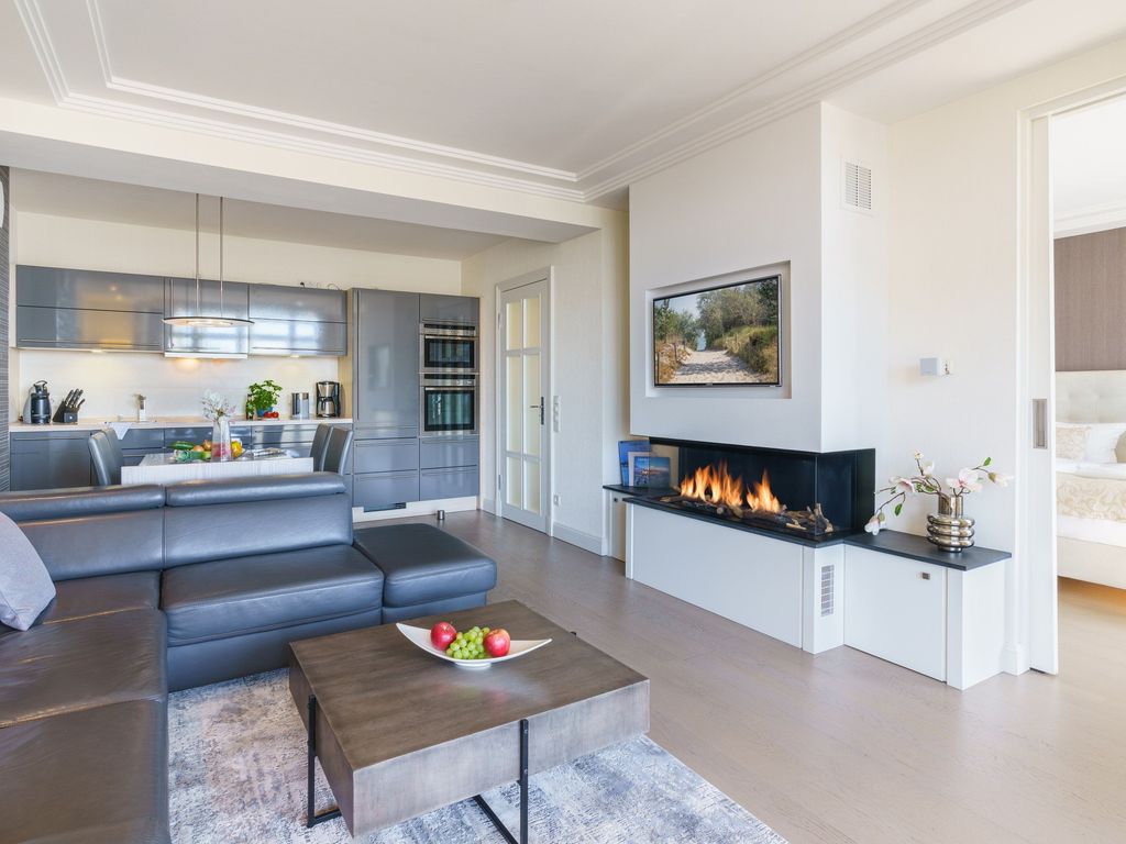 Stilvolles Wohnzimmer mit Kamin