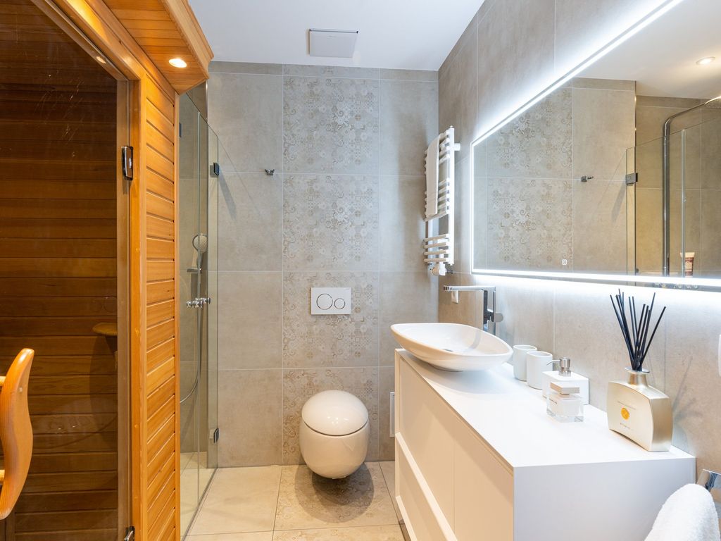 Modernes Badezimmer mit privater Infrarot-Saunakabine