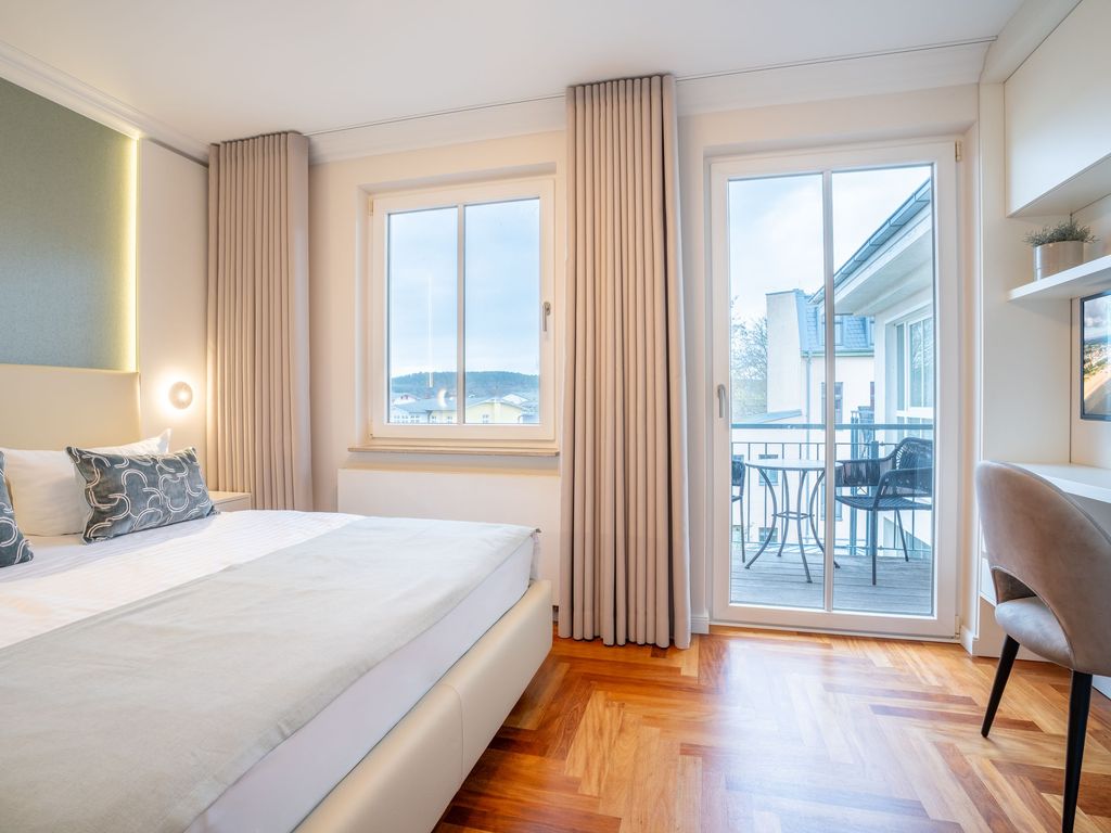 Hochwertiges Schlafzimmer mit Balkon