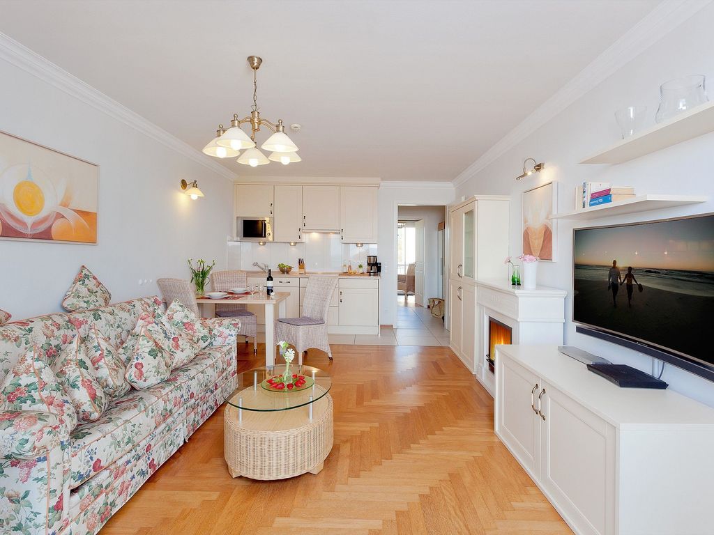 Stilvoller Wohnbereich mit modernem Fernseher und Kamin