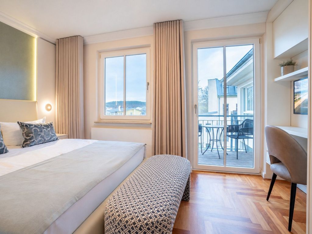 Stilvolles Schlafzimmer mit sonnigem Südbalkon