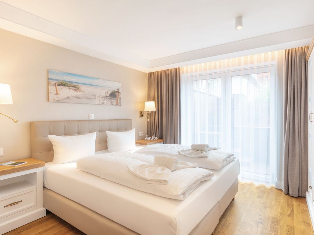 1. Schlafzimmer mit Boxspringbett (180x200cm) und Einzelbett (90x200cm)