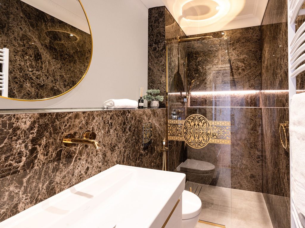 Stilvolles Badezimmer mit ebenerdiger Dusche