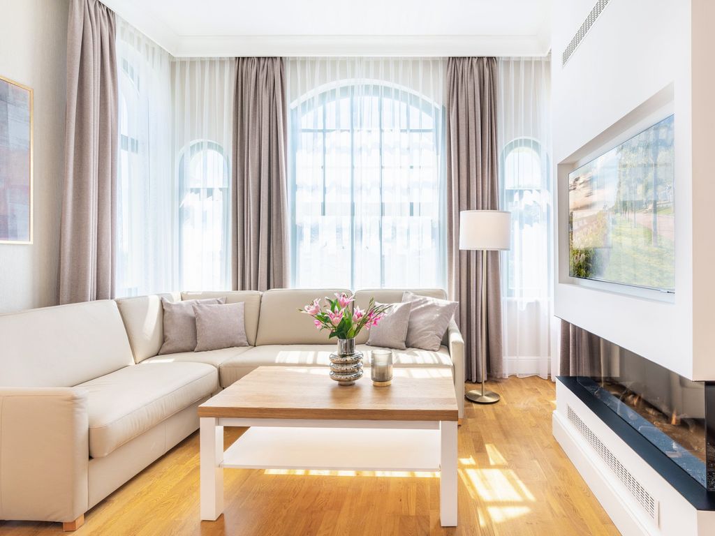 Eleganter Wohnbereich mit Kamin für entspannte Stunden