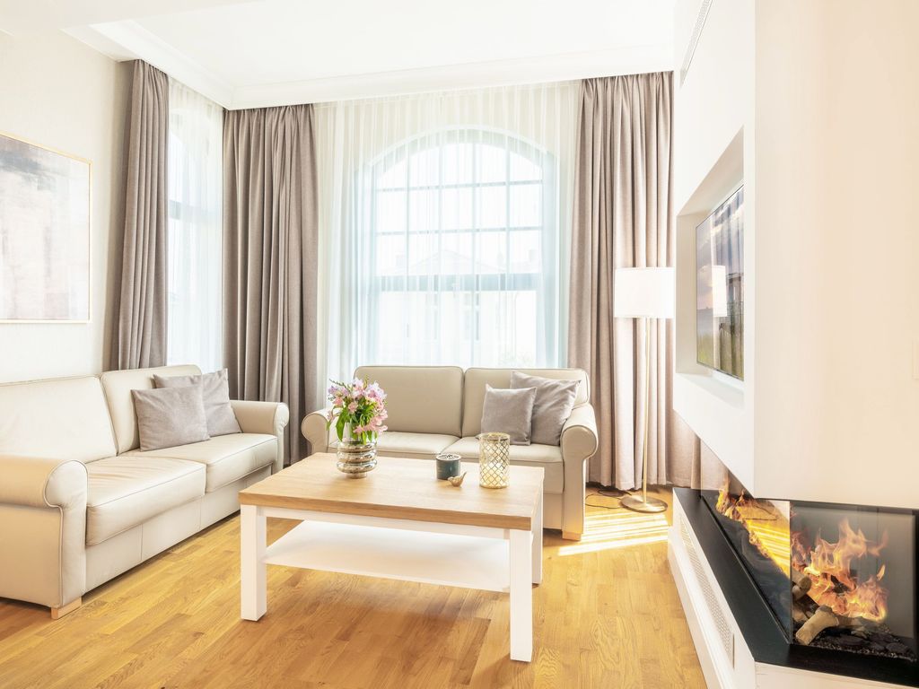 Stilvolles Wohnzimmer mit gemütlichem Kamin