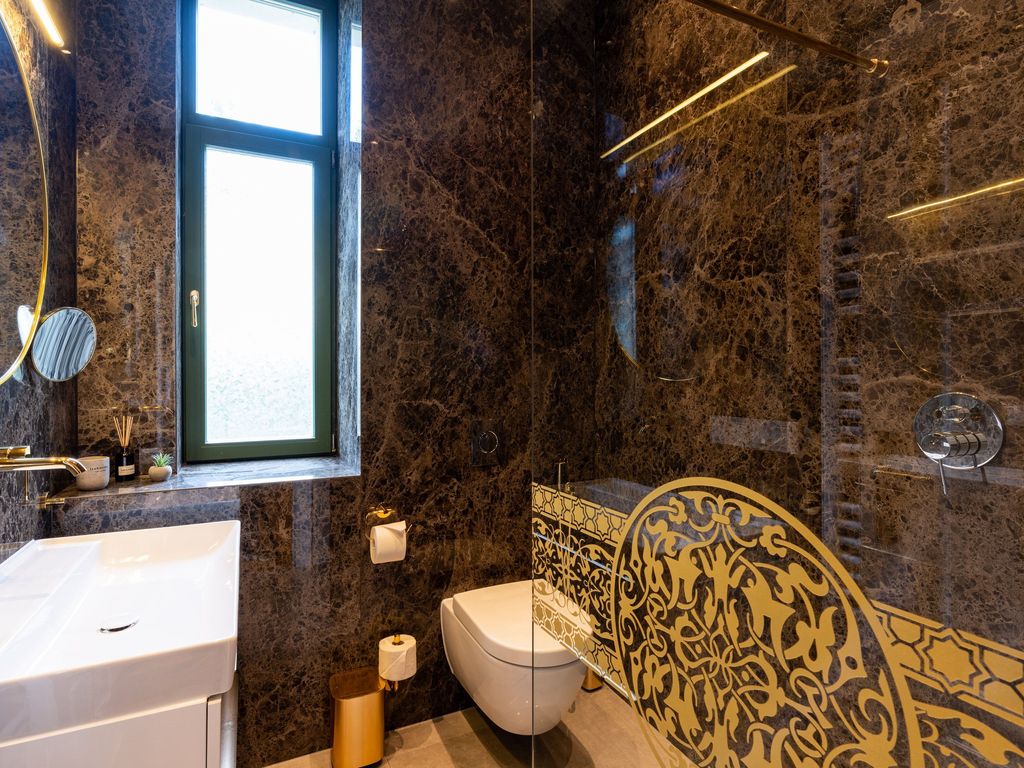 Elegantes Badezimmer mit ebenerdiger Dusche