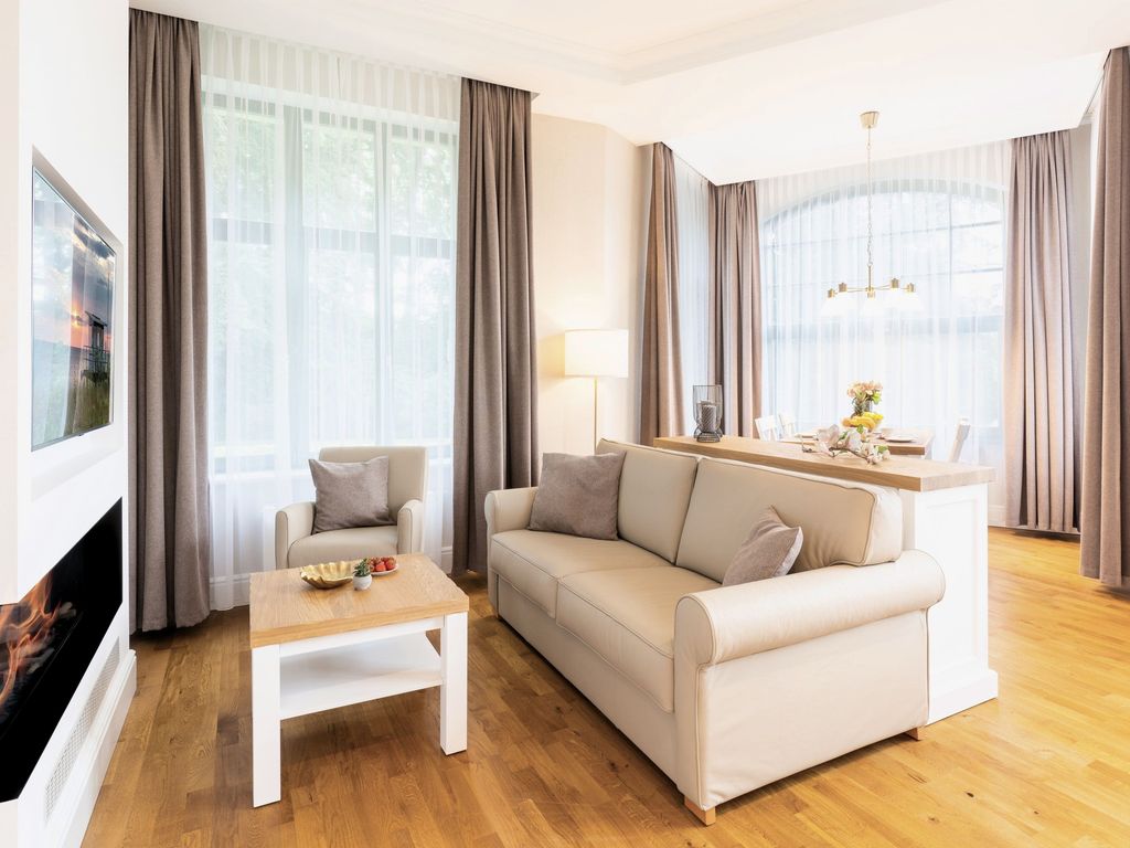 Elegantes Wohnzimmer mit Kamin