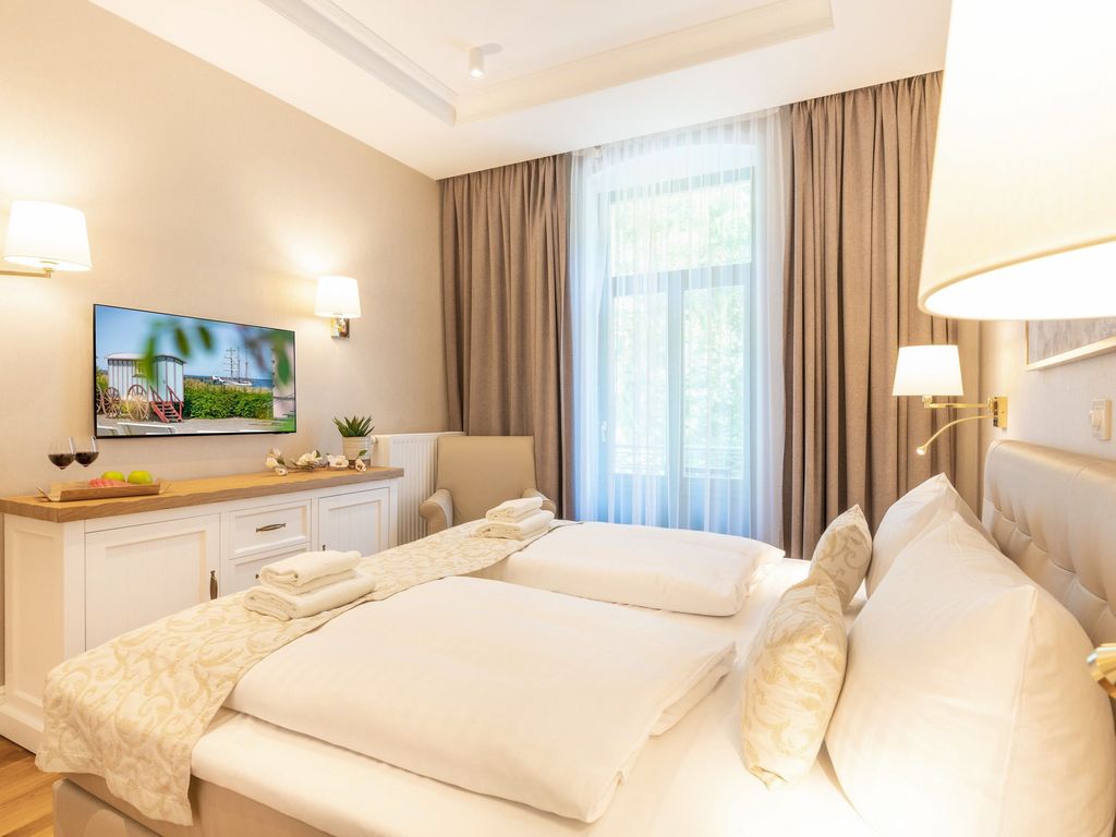 Schlafzimmer mit Flat-TV für gemütliche Filmabende