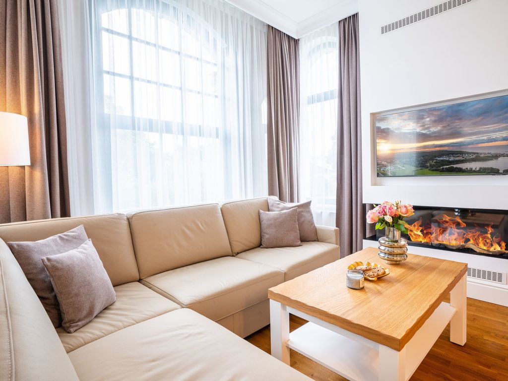 Stilvolles Wohnzimmer mit gemütlichem Kamin