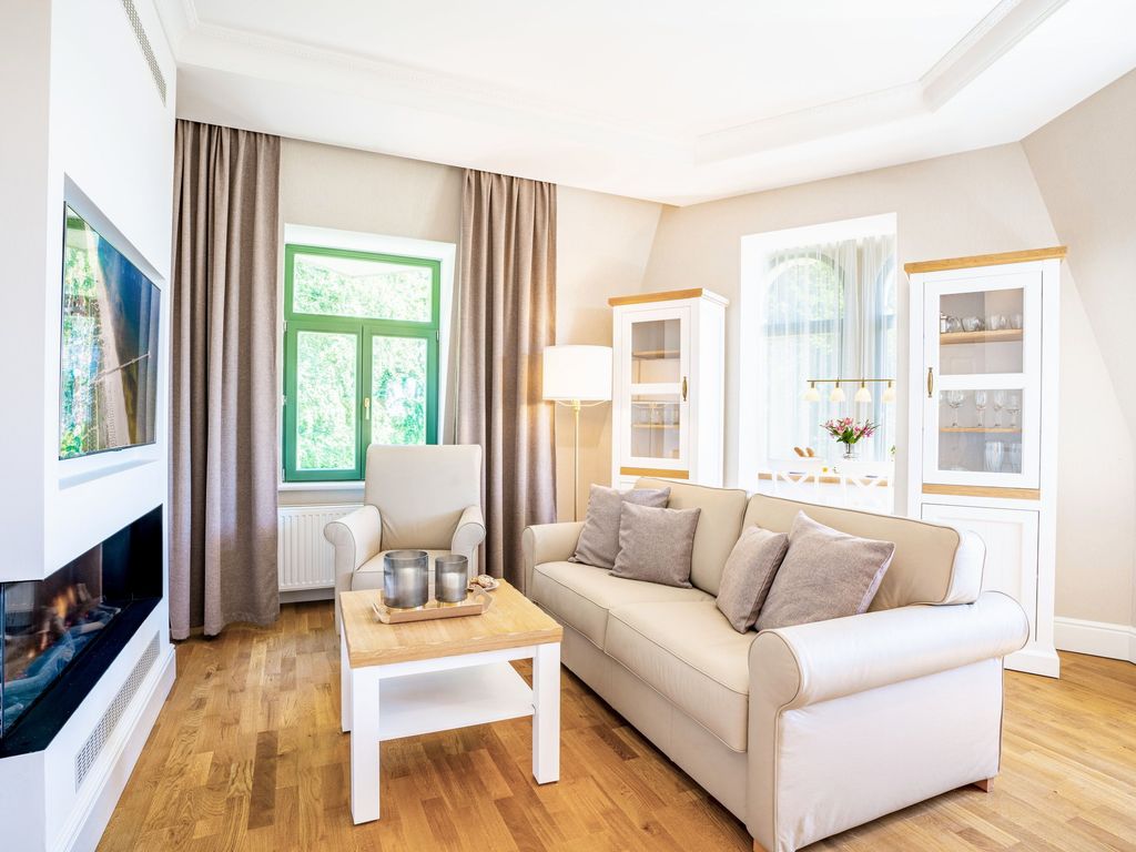 Elegant eingerichtetes Wohnzimmer mit kamin