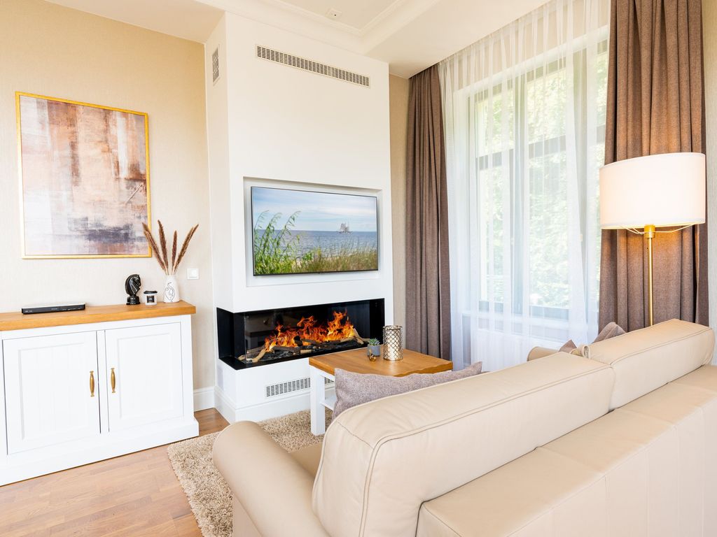Elegant eingerichtetes Wohnzimmer mit Kamin