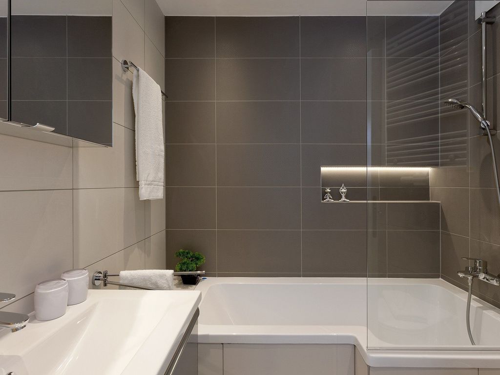 Elegantes Badezimmer mit Badewanne