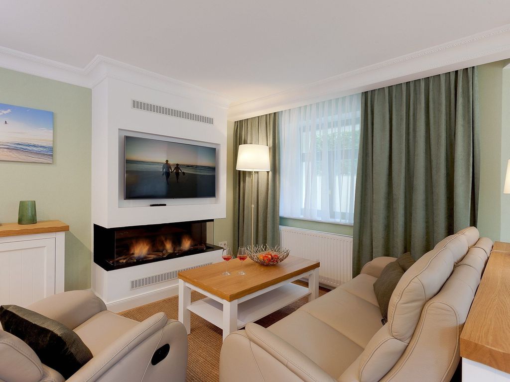 Modern eingerichtetes Wohnzimmer mit wärmendem Kaminambiente