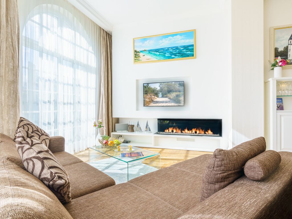 Wohnzimmer mit Kamin