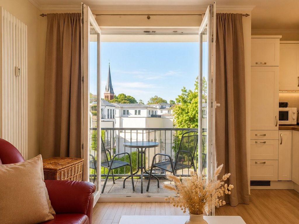 Wohnzimmer mit Balkon für frische Ostseeluft