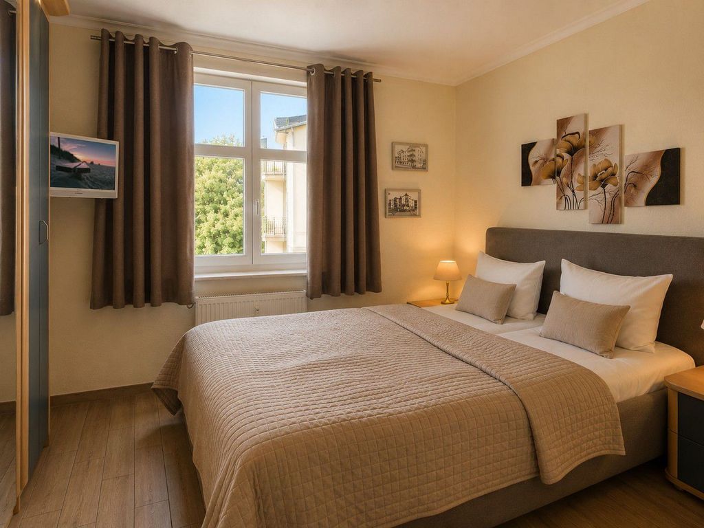 Komfortables Schlafzimmer mit TV