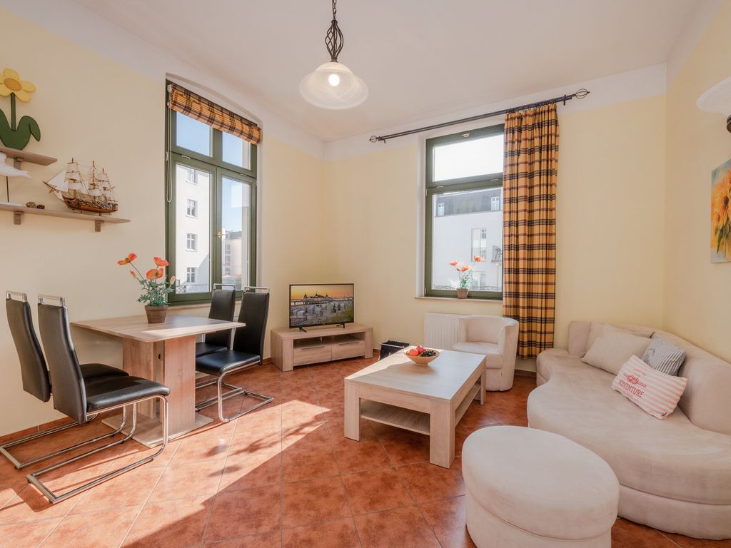 Wohnzimmer mit Essbereich