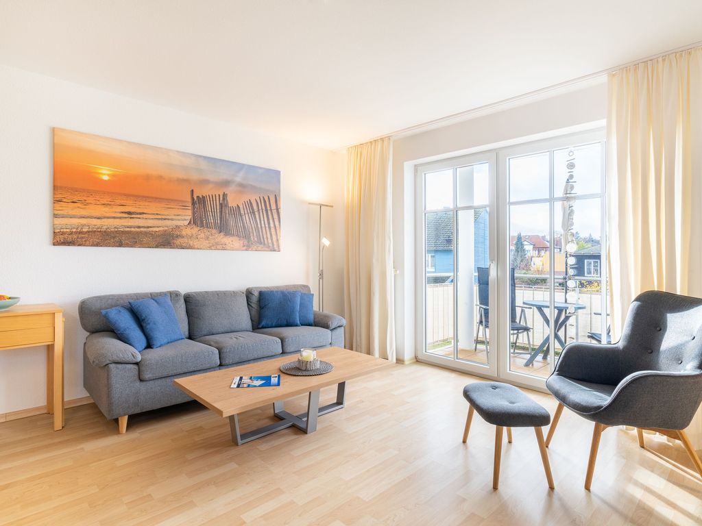 Wohnzimmer mit Balkon