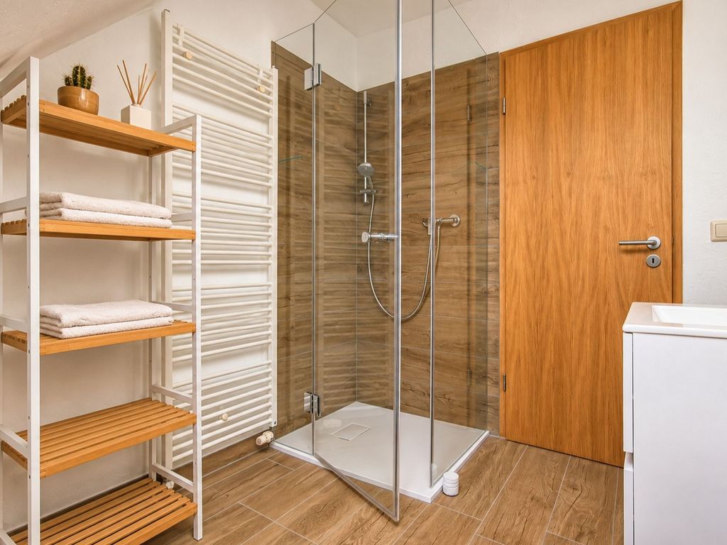 Badezimmer mit Dusche.