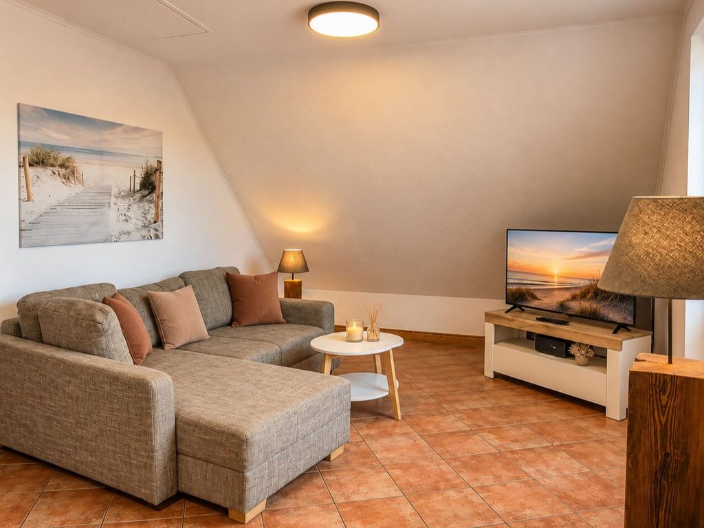 Wohnzimmer mit Balkon und Flachbild-TV.