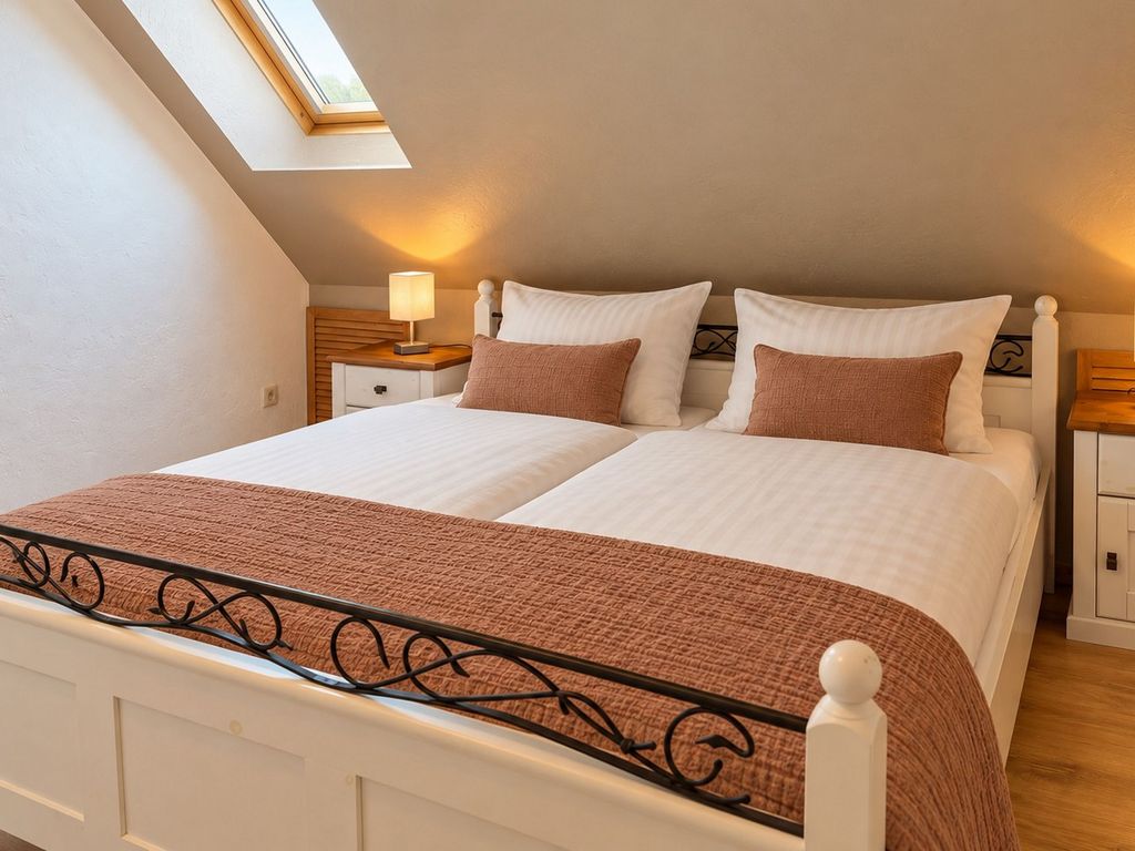 Schlafzimmer mit gemütlichem Doppelbett für erholsame Nächte.
