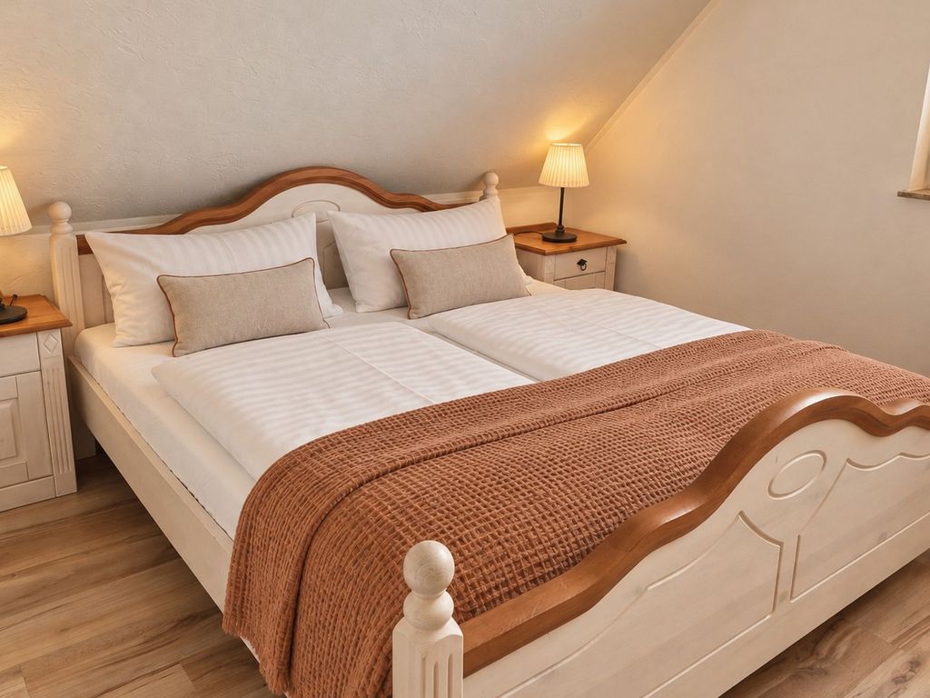 Gemütliches Schlafzimmer zum Entspannen und Erholen.
