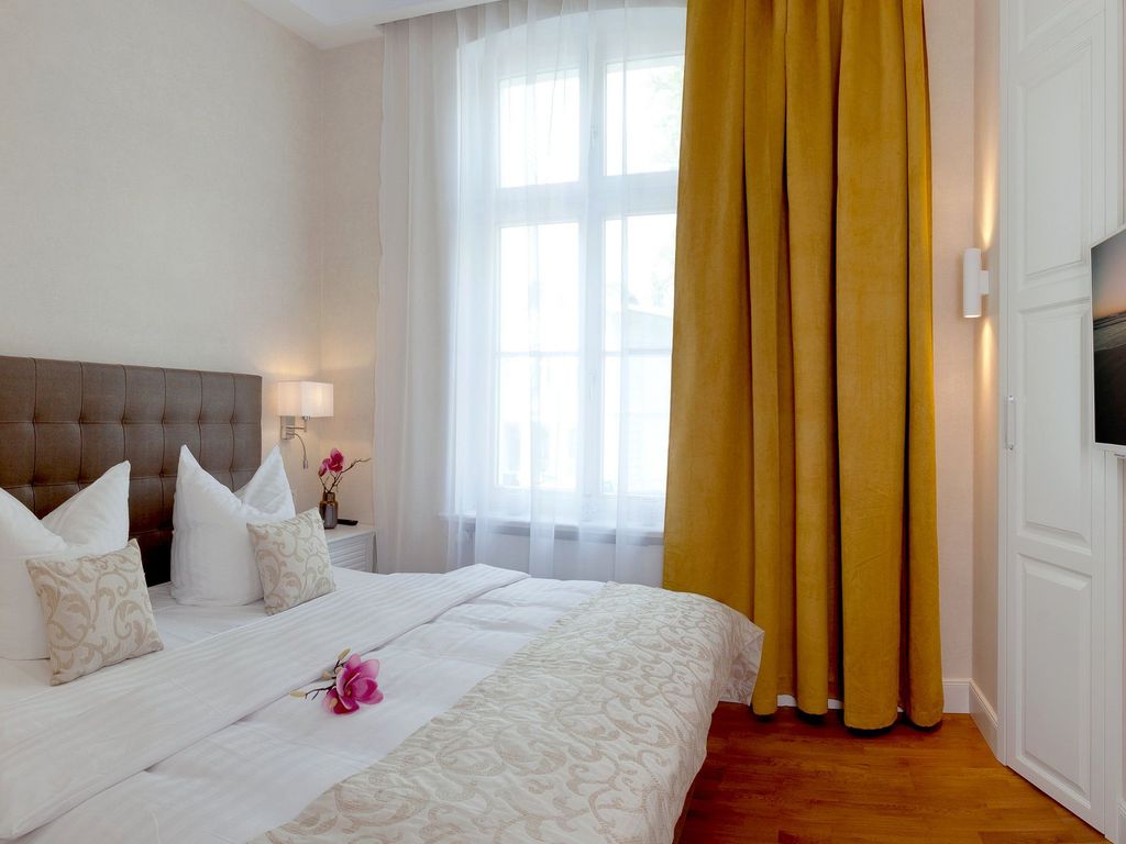 1. Schlafzimmer mit Doppelbett und TV