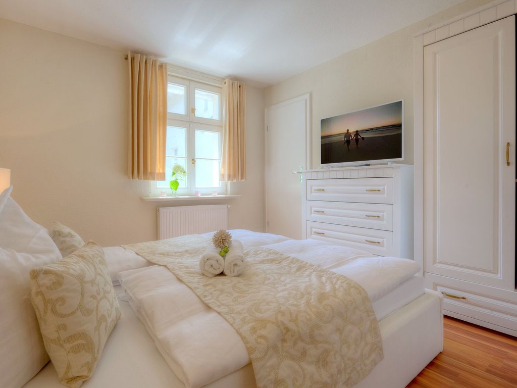 1. Schlafzimmer mit Doppelbett und TV