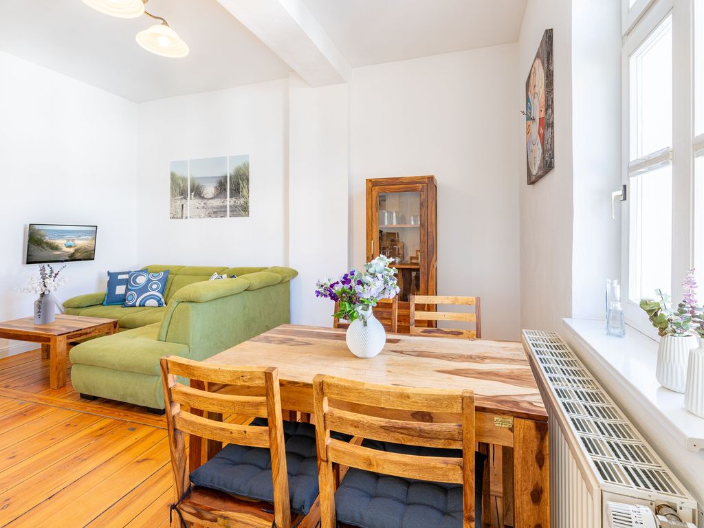 Wohnzimmer mit Flat-TV und Essbereich