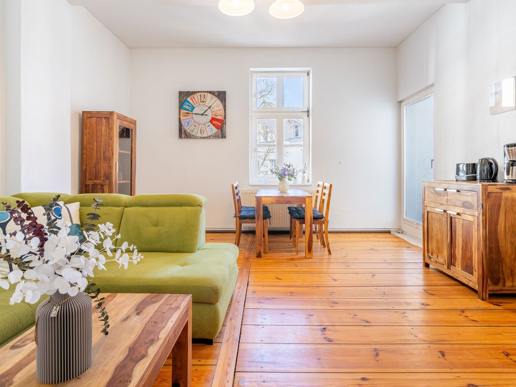 Einladendes Wohnzimmer mit Essbereich