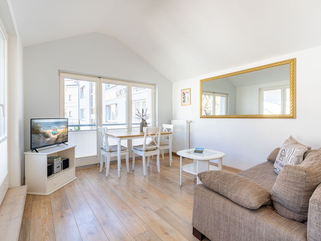Wohnzimmer mit Sofa und Flat-TV