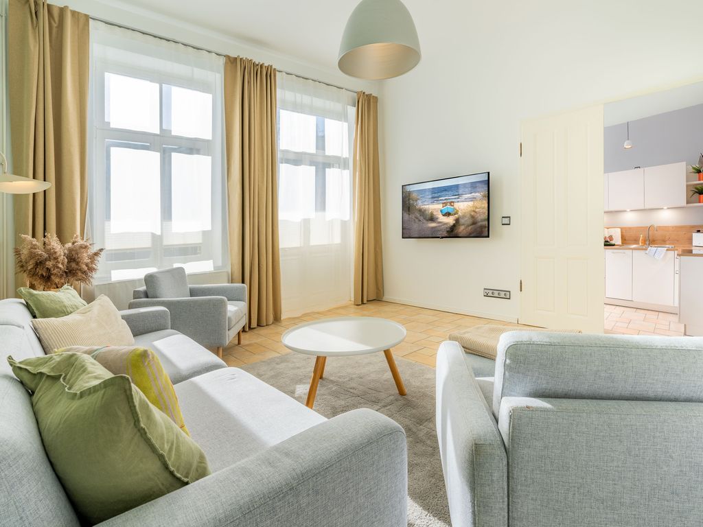 Wohnbereich mit komfortablem Sofa und Flachbildfernseher
