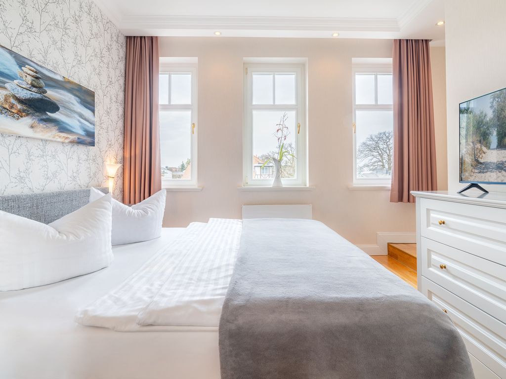 1. Schlafzimmer mit komfortablem Doppelbett und TV