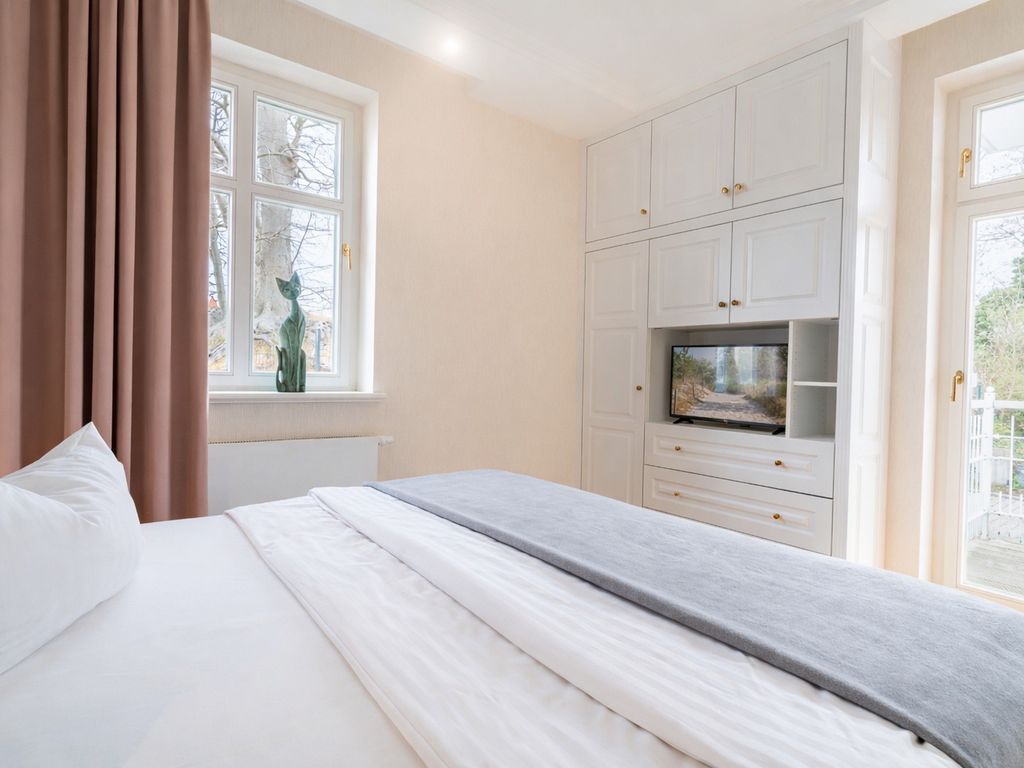 2. Schlafzimmer mit Dppelbett, TV, Zugang zum Balkon