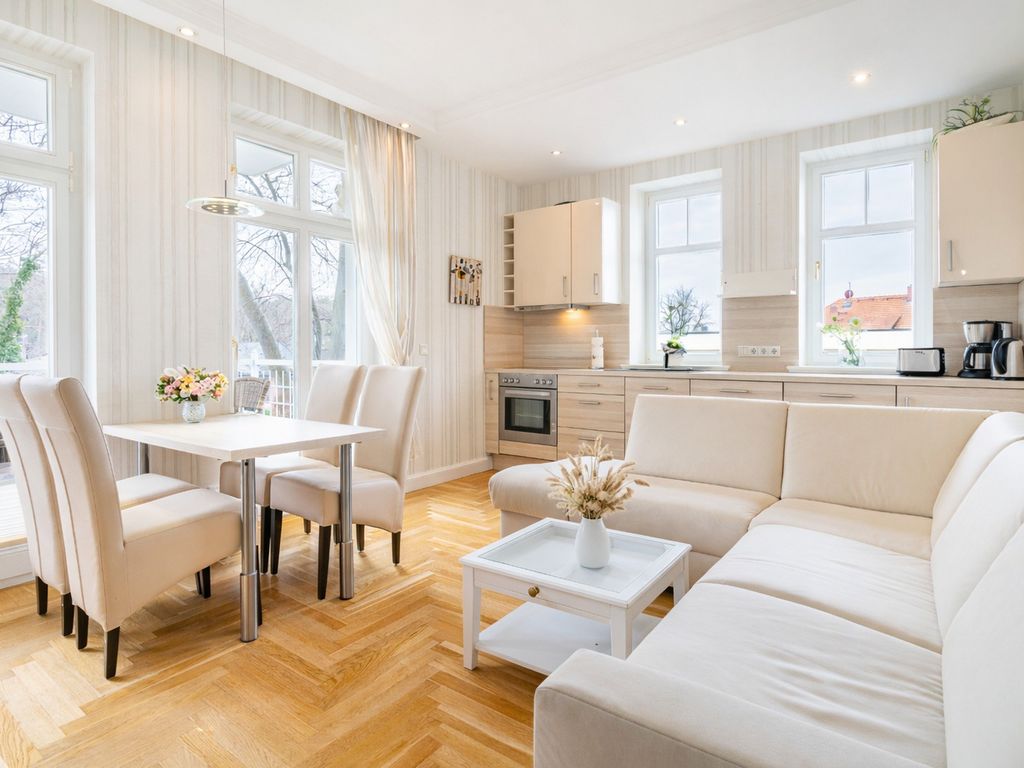 Stilvolles Wohnzimmer mit integrierter Küche und gemütlichem Essbereich