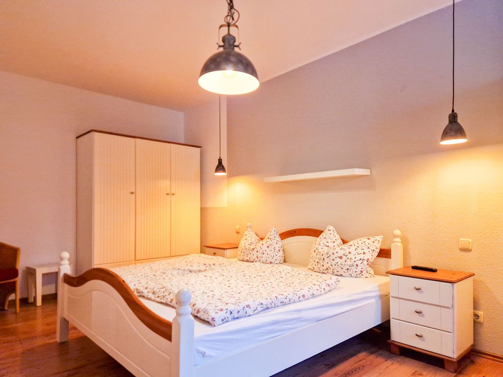 Schlafzimmer mit Doppelbett