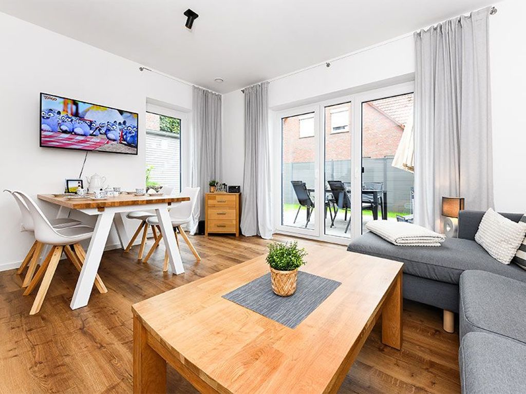 Wohnzimmer mit Essplatz und integrierter Küche
