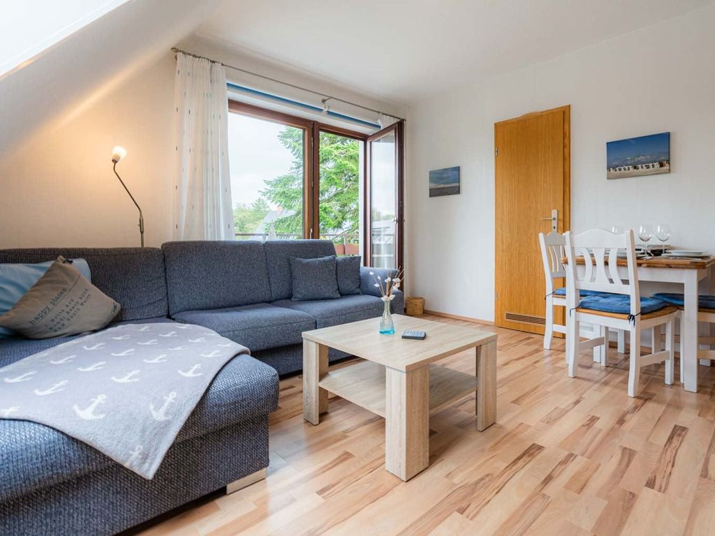 Wohnzimmer mit Balkon