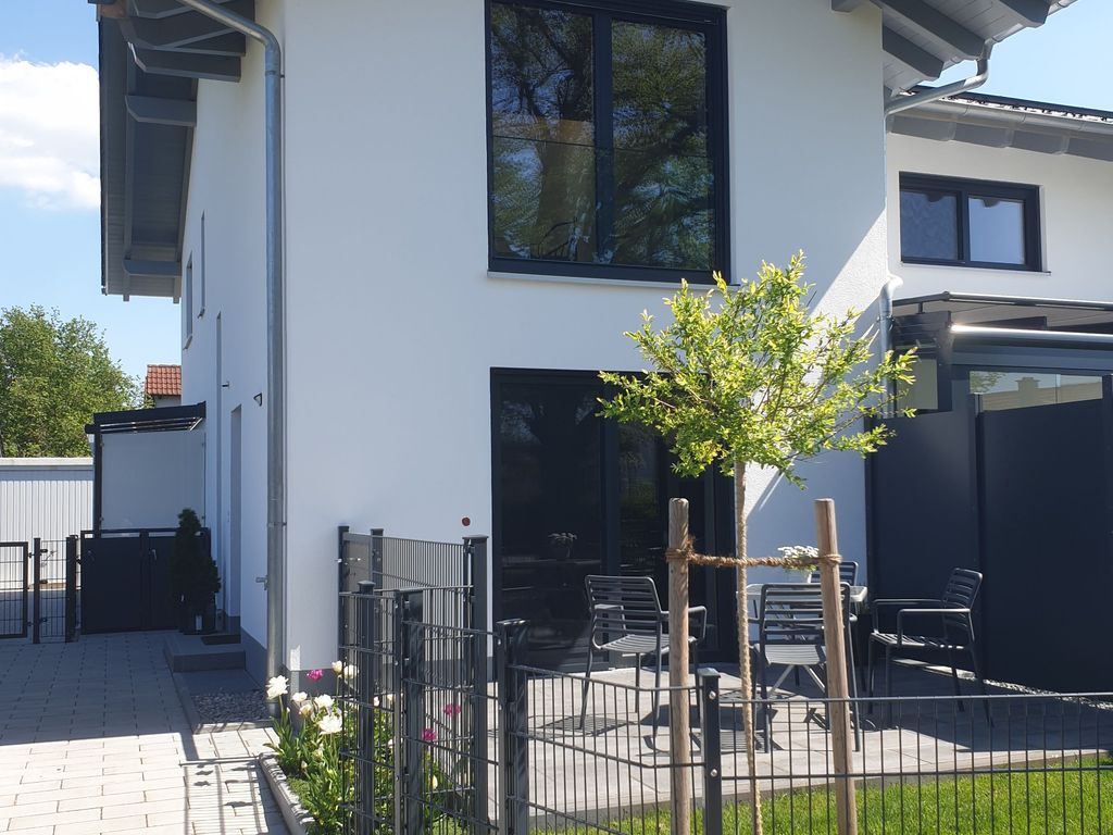 Einfahrt und Garten