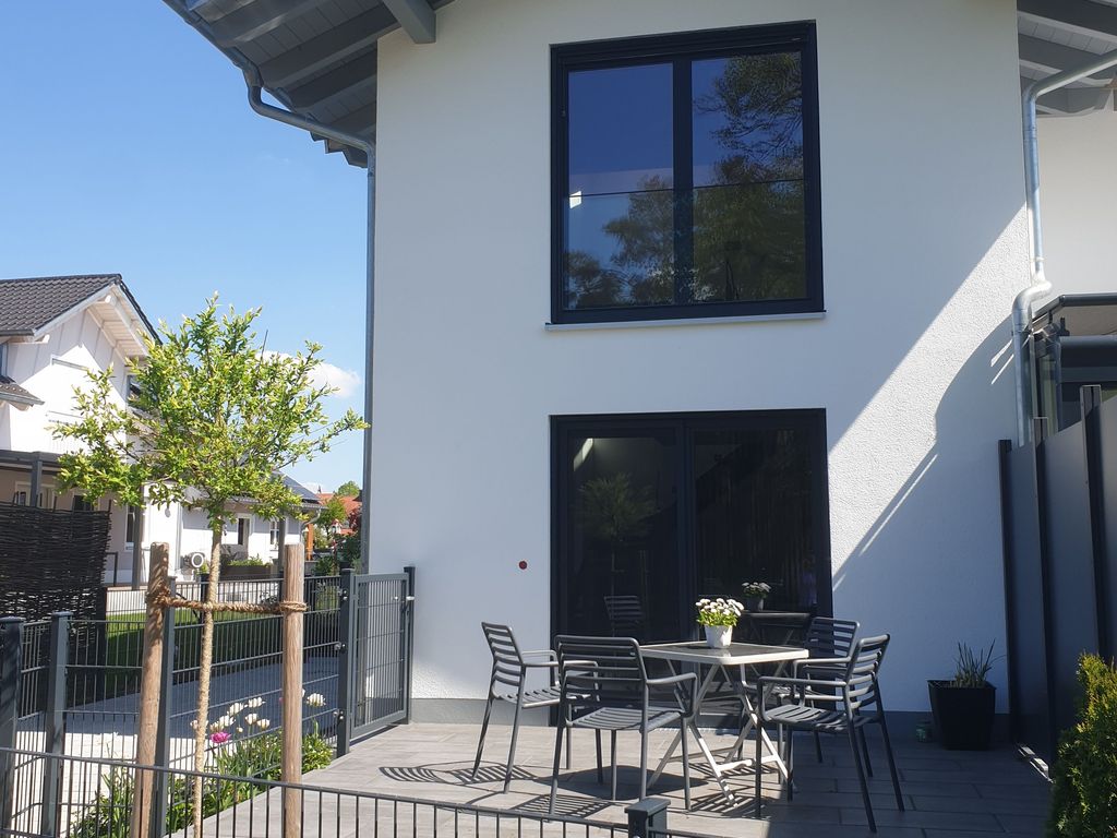 Hausansicht mit Garten und Terrasse