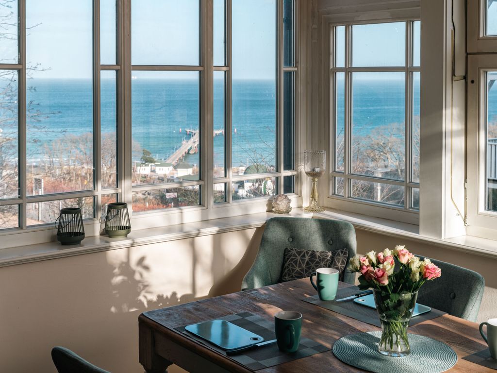 Meerblick vom geschlossenen Balkon / Esstisch