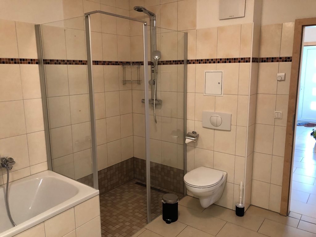 Badezimmer mit Dusche und Badewanne