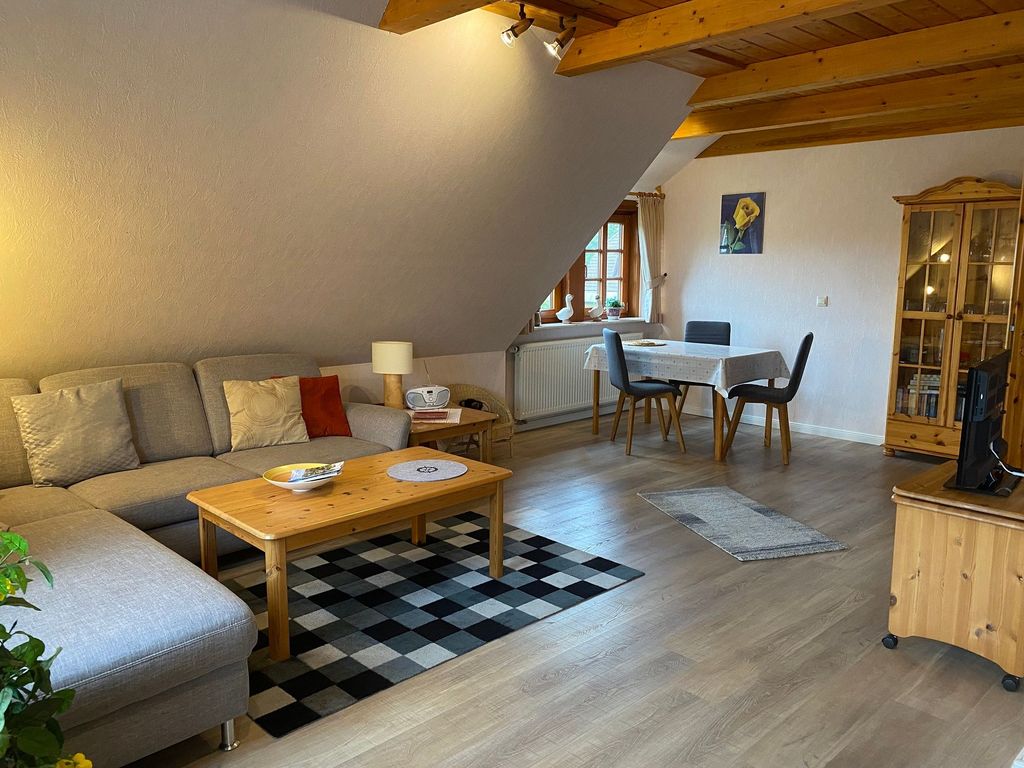 Blick über den Wohnbereich mit Essbereich