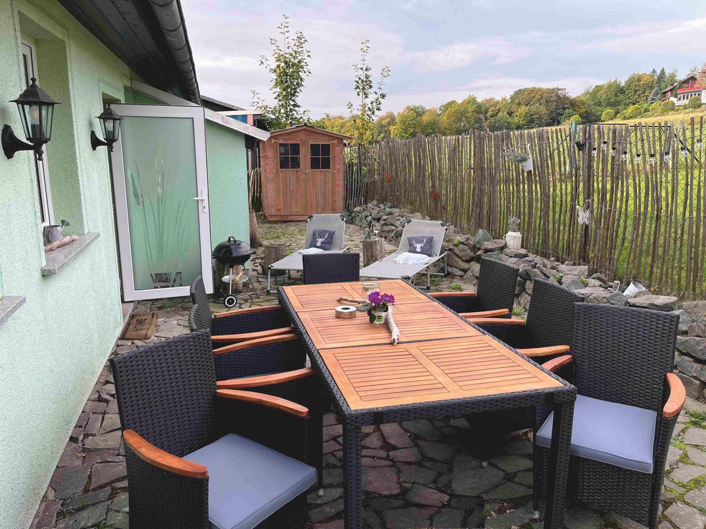 Terrasse mit genug Platz zu grillen und entspannen.###br###Dank Zaun können die Hunde frei Laufen.