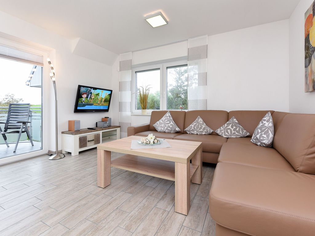 Wohnzimmer mit integriertem Küchenbereich