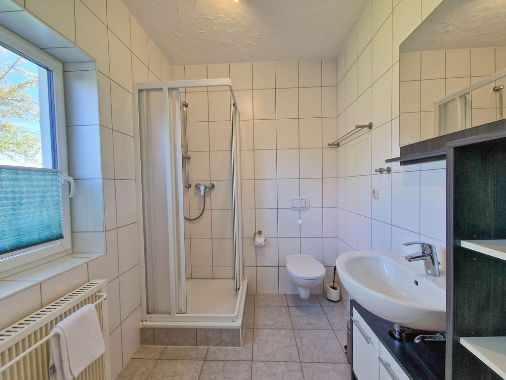 Badezimmer mit Dusche und WC