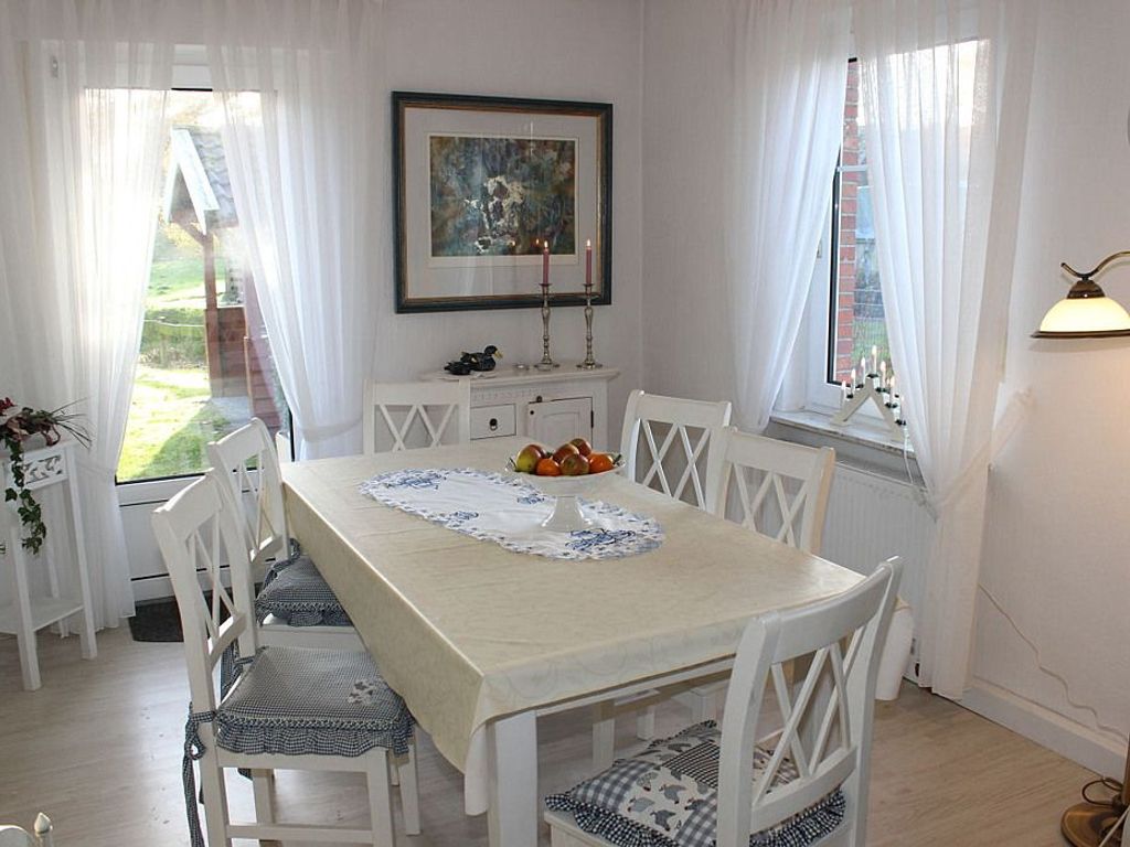 Wohnzimmer mit Essgruppe