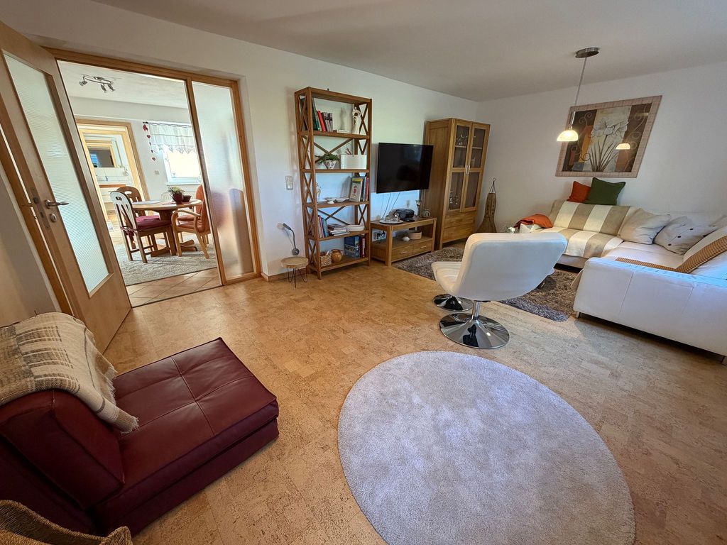 Wohnzimmer mit gemütlicher Couch (Schlafcouch für 3.Person)